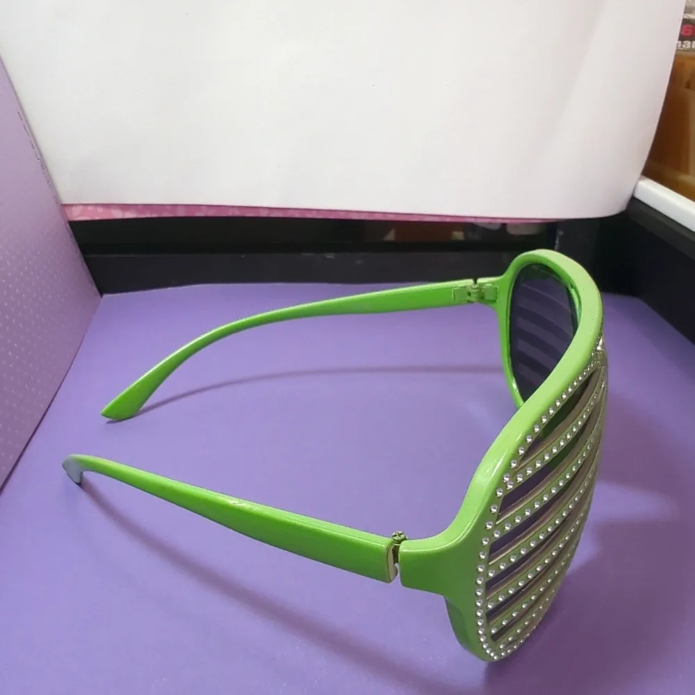 New Without Tags Vintage 80's/90's Vent Frame Beach Sun Eyewear UV400  Green